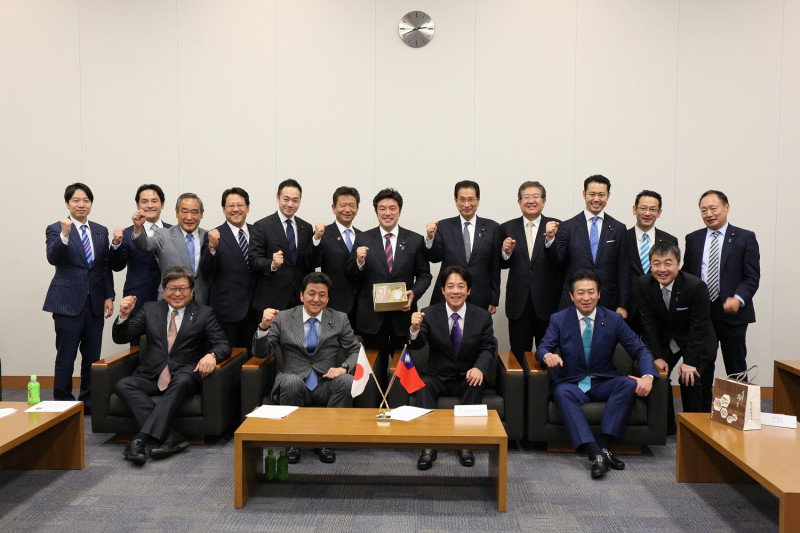 賴清德今（9）天下午到日本眾議會，與日本首相安倍晉三的胞弟岸信夫眾議員及其所領導的「促進日本臺灣經濟文化交流年輕議員之會」成員見面。   圖：賴清德行動辦公室/提供