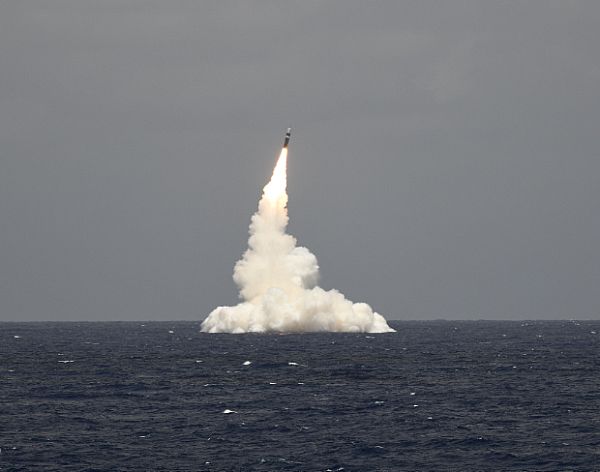 美國海軍發布消息，指彈道導彈潛艇USS羅德島以及美國海軍的戰略系統計劃，成功試射1枚非武裝三叉戟II D5導彈。   圖：翻攝美國海軍官網/John Kowalski