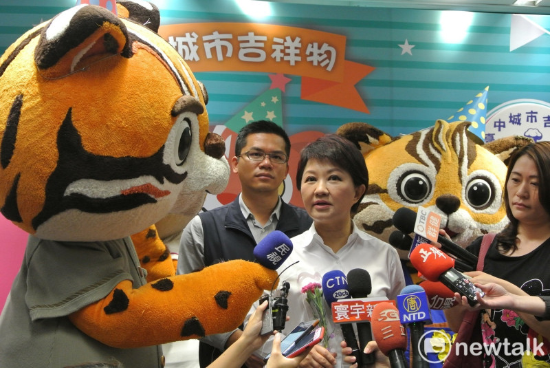 台中城市吉祥物虎爸在就職記者會，幫忙採訪記者拿麥。   唐復年/攝