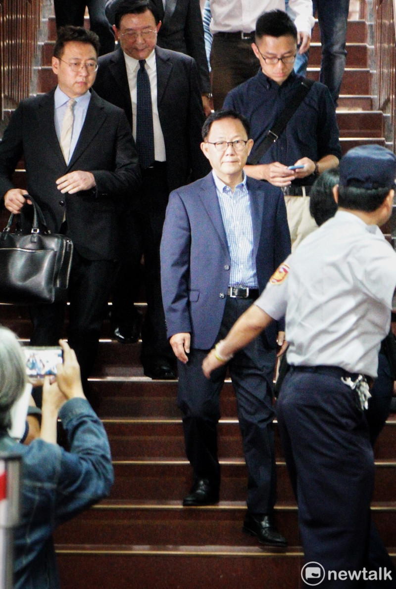 國民黨前立委丁守中聽聞台北市長選舉無效訴訟一審敗訴後，臉色鐵青走下樓梯受訪。   圖：張良一 / 攝
