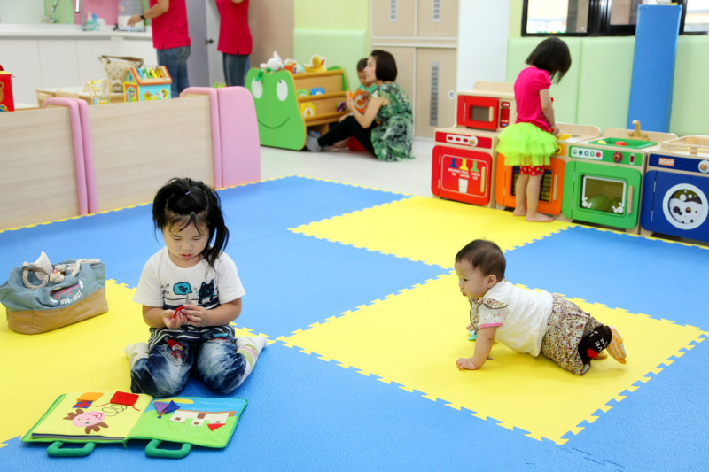 許多雙薪家庭父母都會選擇把孩子送到托嬰中心。   圖：取自台北市都市計畫委員會網站