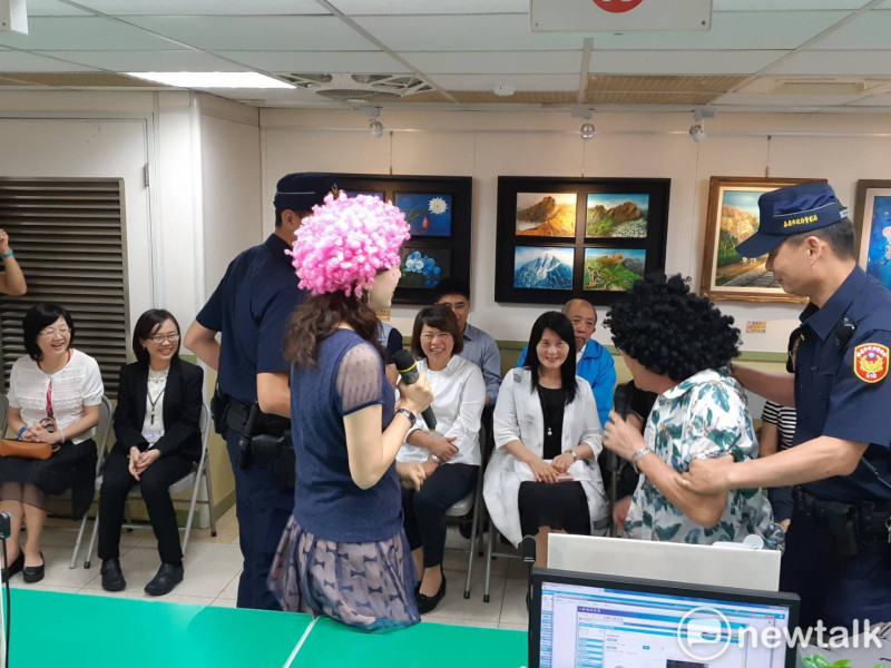 嘉義市政府今天啟動戶政人臉辨識系統，記者會以幽默劇開場。   圖：蔡坤龍/攝