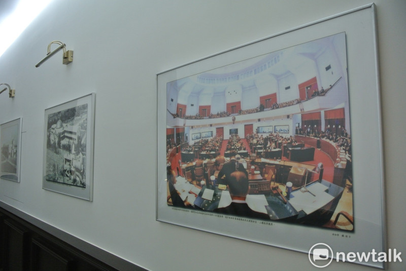 會館內可看到當年省議會開會時的老照片。   唐復年/攝