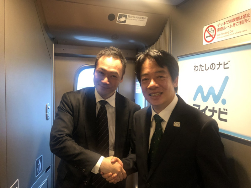前行政院長賴清德與日本自民黨眾議員鈴木馨祐開心合照。   圖：賴清德辦公室/提供