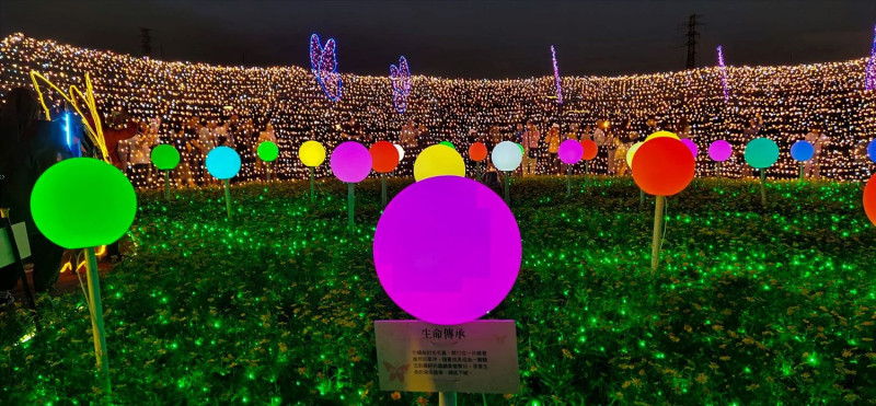 由50萬顆LED打造視覺震撼光雕秀，活動地點在江翠蝴蝶地景公園內。   圖／記者劉士成攝