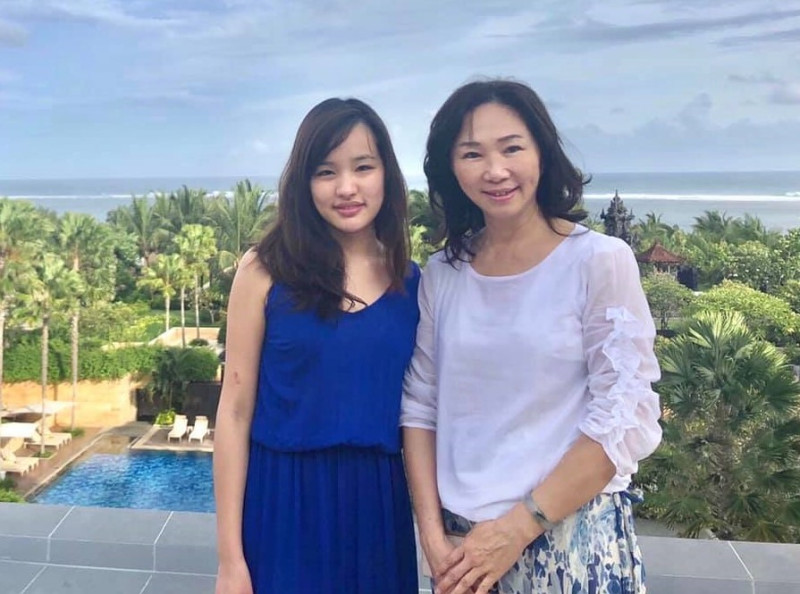 因應母親節的到來，高雄市長韓國瑜女兒韓冰（左）今日在臉書上獻上最大的感謝，給予自己的媽媽李佳芬（右）。   圖：翻攝自韓冰臉書專頁。