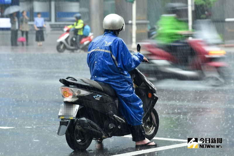 一鑽飄霉味！兒時必躲「媽媽牌雨衣」…這畫面惹千人鼻酸。   圖／NOWnews資料圖片