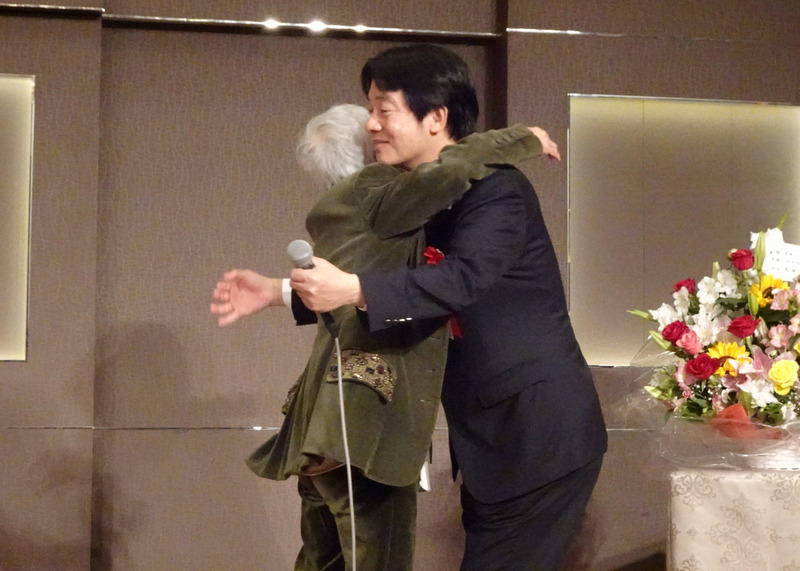 前國政顧問金美齡現身賴清德東京演講現場，並獻上大擁抱。不過談及2020總統大選，則是希望蔡賴組團隊。   圖：中央社提供