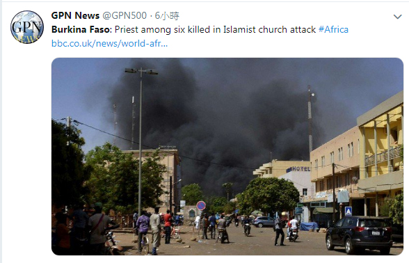 西非國家布吉納法索發生教堂遭恐怖攻擊事件，暴徒還放火燒了教堂。   圖：翻攝自GPN NEWS推特