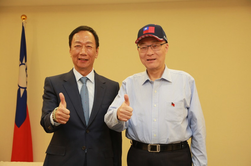 鴻海董事長郭台銘上午到國民黨中央與黨主席吳敦義會晤。   圖：國民黨提供