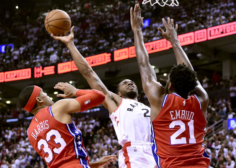 Kawhi Leonard在對方包夾下上籃。   圖／美聯社／達志影像