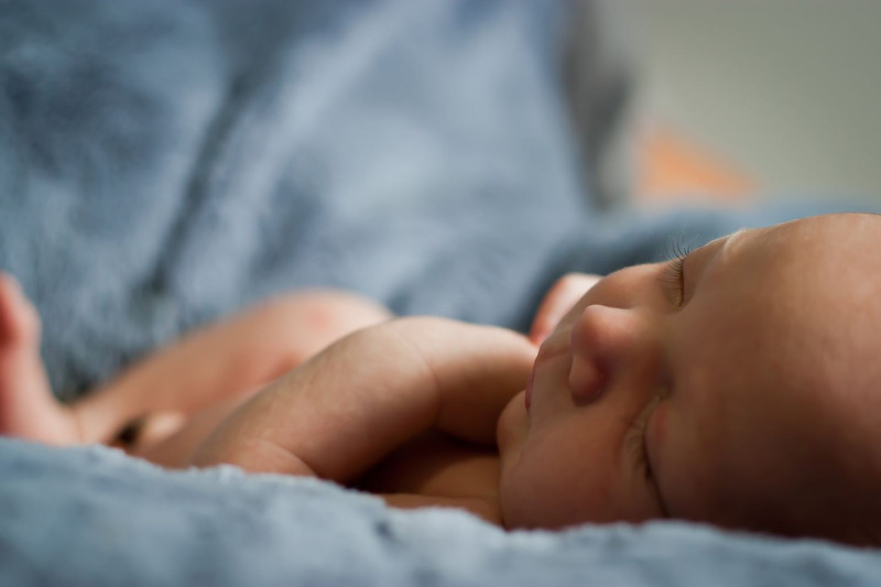 1 個多月大男嬰喝奶後與父母同睡一張床，後來發現無呼吸，送醫急救不治。   示意圖／取自Unsplash