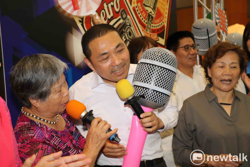 侯友宜在卡拉ok區和75歲的張蔡良阿嬤合唱「期待再相逢」。   圖：王峻昌/攝