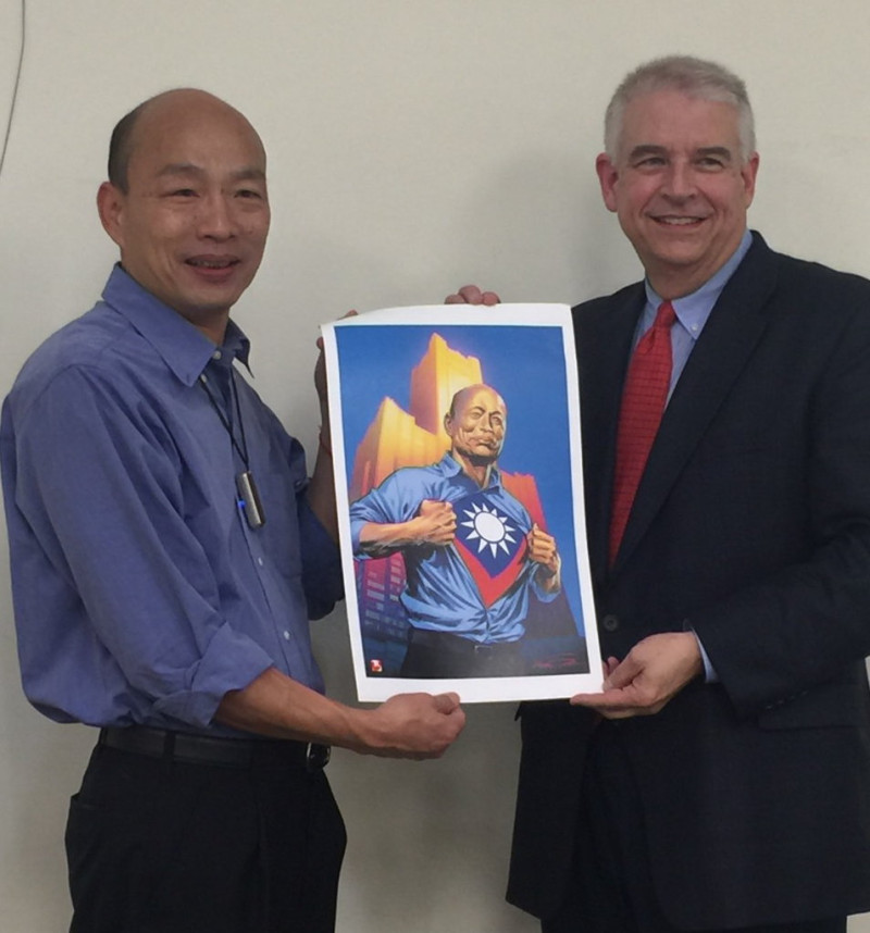 AAE執行長David Martin(右)致贈韓國瑜的漫畫像。   圖：高雄市政府／提供