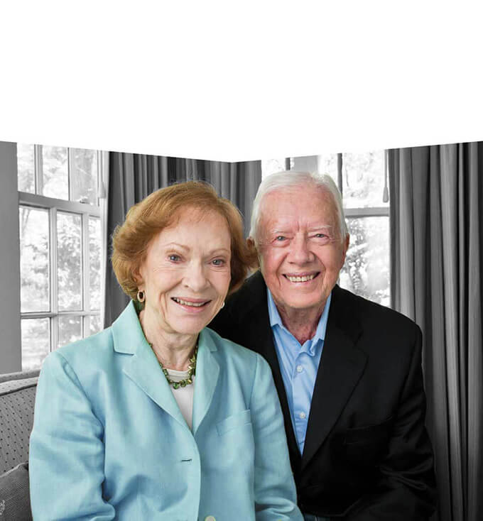 美國前總統卡特（右）與妻子羅莎琳伉儷情深，2人至今都是超過90歲的人瑞。   圖：翻攝自卡特中心官網