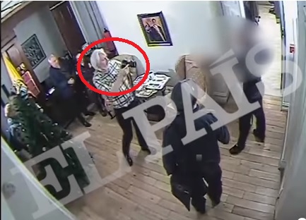 根據西班牙《國家報》取得的畫面，亞桑傑（紅圈處）在厄瓜多大使館內，對闖入他房間的不速之客進行反蒐證。   圖：翻攝自YouTube/Global News