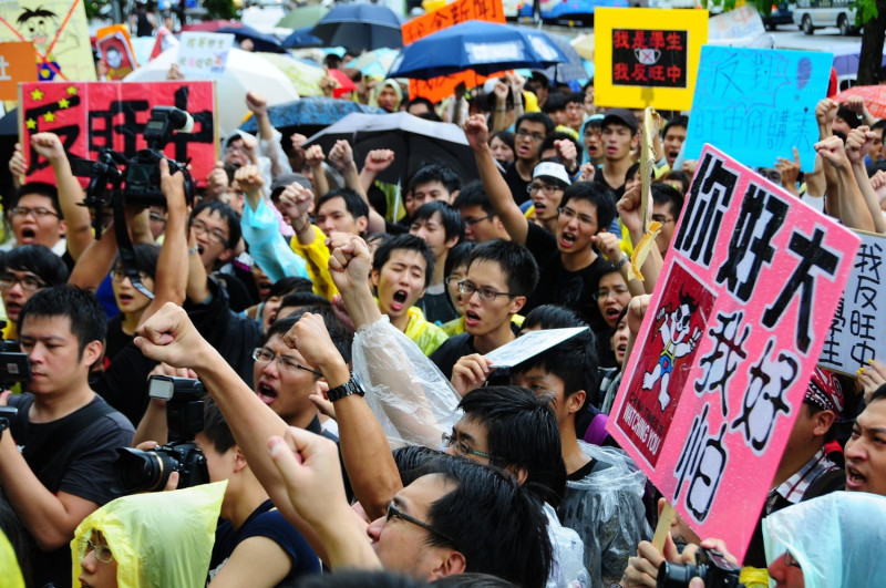 學生高喊「反媒體巨獸！」反對中資媒體，反對中國勢力涉入媒體。