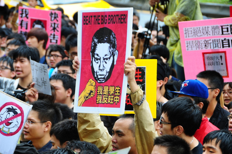 學生表達對財團併吞媒體的抗議，指出這將會影響台灣媒體新聞自由。