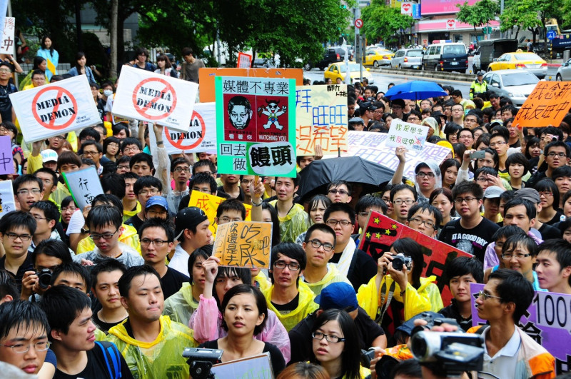 數以百計的學生走上街頭，捍衛新聞自由，以及反對旺中媒體壟斷。