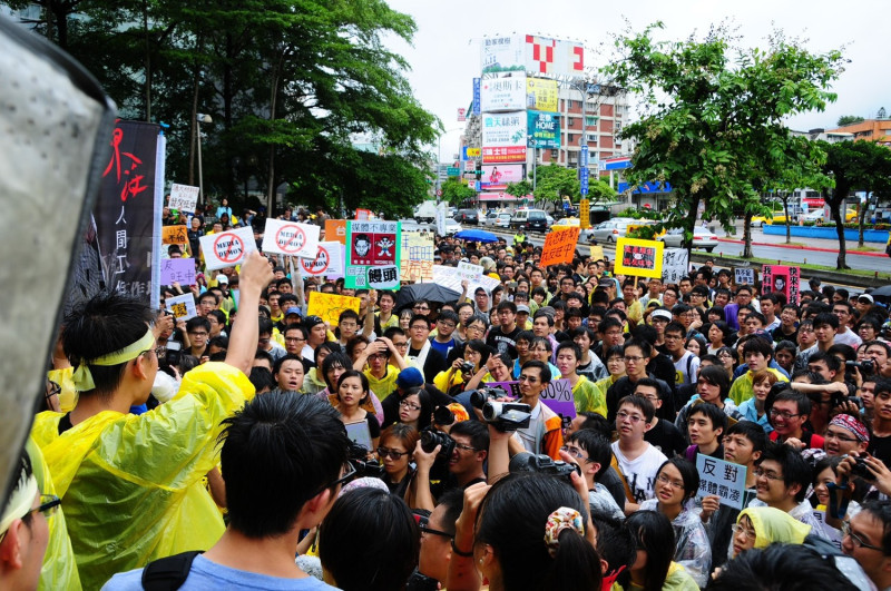 學生不滿政府漠視財團併購媒體，集結上街抗議。