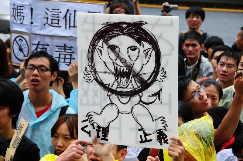 學生上街抗議反旺中，將旺中集團logo惡魔化，表達極力反對的意識。