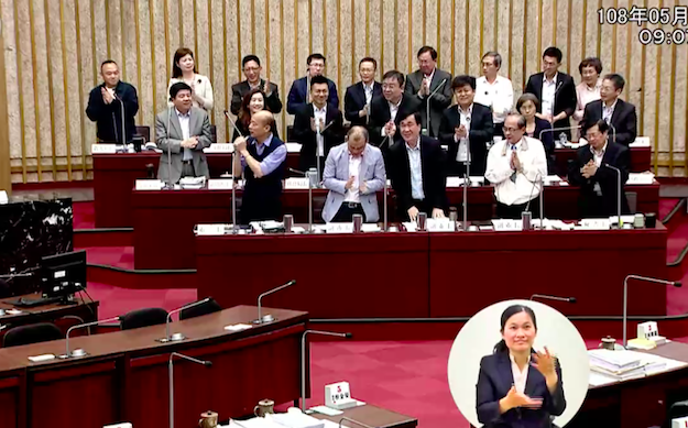 在議員要求下，市府官員全體起立為韓國瑜鼓掌。   圖：擷取自高雄市議會直播系統
