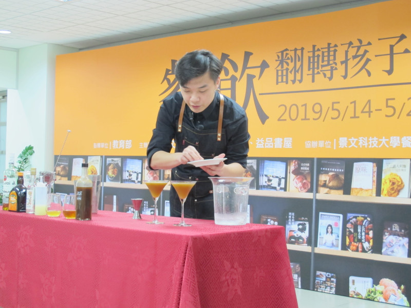 益品書屋二年前展開全國巡迴書展，此次受邀至餐飲觀光著名的景文科技大學舉辦書展，共同攜手為台灣餐飲而努力。   圖：益品書屋／提供