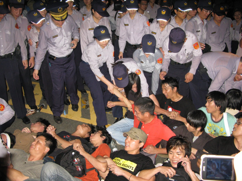 2008年11月7日，在下午四點時，警方四度舉牌警告，其後出動保警開始驅離在場靜坐之學生、老師、與民眾，將靜坐參與者架離現場。  （圖：邱萬興/攝影）