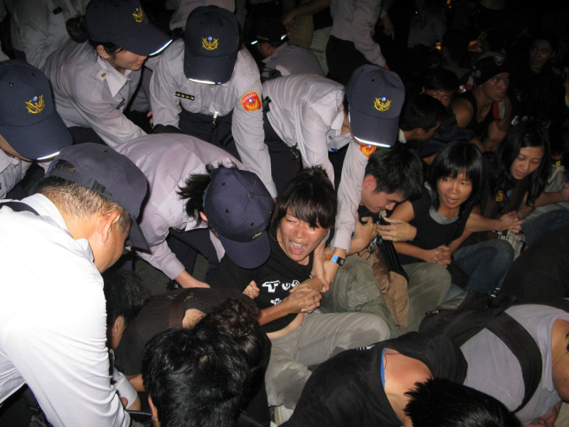 2008年11月7日，在驅離的過程中，有數名靜坐者受到輕傷。台大社會系教授李明璁更出示驗傷單，指控在上警備車之前遭到警察動用私刑導致多處受傷，但警方駁斥有打人行為。  （圖：邱萬興/攝影）