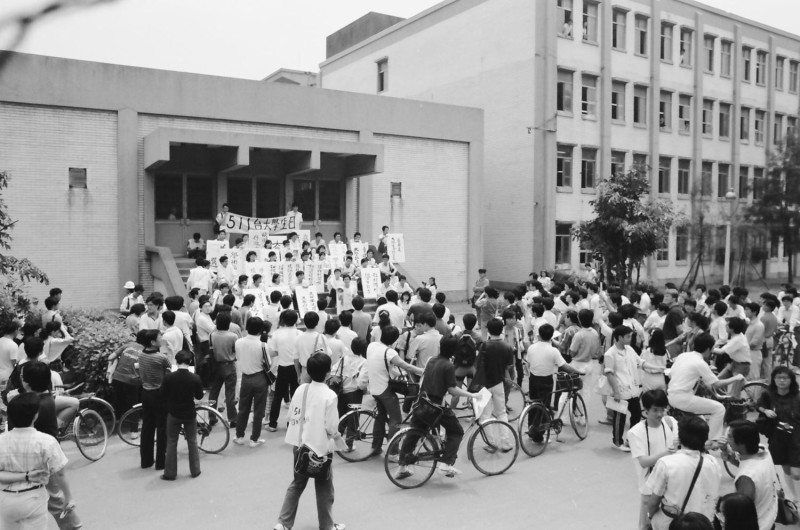 1987年5月11日台灣大學的「自由之愛」學運，「自由之愛」的學生主張以校園內大學生的集體力量，對抗國民黨用國家機器（包括校長、教官、行政人員等）控制校園、支配學生的制度。  （圖：邱萬興/攝影） 5月18日「台灣民主印象」---邱萬興攝影集新書發表會--地點:台北市南京東路2段125號4樓(台灣國際會館) 