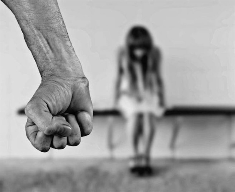 根據衛福部統計，107年全台共96693人遭遇家暴傷害，平均每日有232人受暴、32個孩子受虐。現代婦女基金會去年受理1857名家暴被害人服務，現代婦女基金會服務案例中，更有高達四分之一孩子屬於家暴目睹兒或受虐兒。   圖／pixabay
