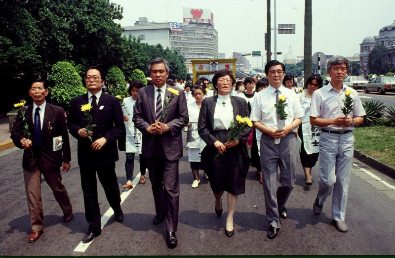 台灣護理界的先驅陳翠玉在世界各地為台灣民主發聲，她一生心繫台灣，回台不久後因病去世，許多人為之不捨，列隊繞街為其送行。   （圖：邱萬興/攝影）