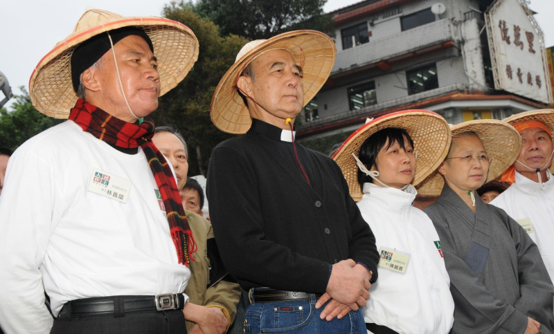 人民作主運動千里苦行，高俊明牧師（左２）與林義雄（左１）出席該項活動，一同見證。   圖：邱萬興/攝影
