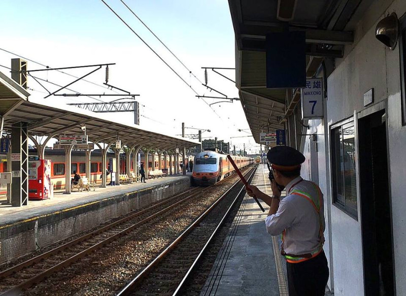台鐵今（22）日表示，513次（莒光號、旅客約130人）上午11時22分於台北＝萬華間東正線（K30+430處）機車（E233）故障。(資料照片)   圖：取自交通部台灣鐵路管理局