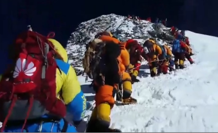 每年都有數百名登山者登上世界之巔聖母峰。   圖：翻攝Youtube