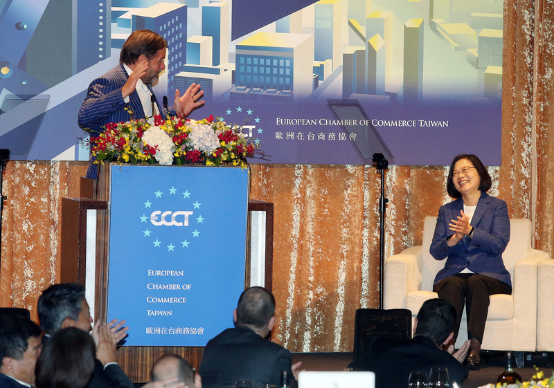 歐洲商會理事長尹容（左）15日在2019歐洲日晚宴致詞表示，隨著風能產業逐漸成熟，台灣將獲得更大價值，「綠能要起飛，就靠小英總統辣台妹」。   圖：中央社