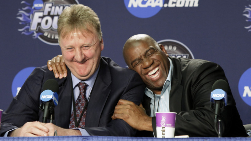 NBA傳奇球星「大鳥」Larry Bird和「魔術強森」Magic Johnson。   圖／美聯社／達志影像
