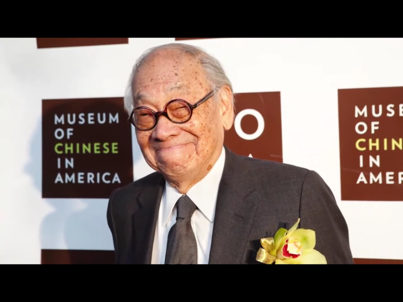 華裔美籍建築師貝聿銘今天辭世，享嵩壽102歲。他曾獲有建築界諾貝爾獎美譽的普利茲克獎，被譽為「現代主義建築最後大師」，羅浮宮金字塔是他最為人津津樂道的作品之一。   圖：翻攝自Youtube