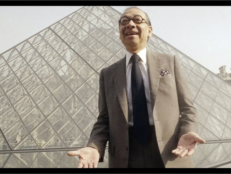 1984年，在時任法國總統密特朗（Francois Mitterrand）委託下，貝聿銘替羅浮宮主庭院設計由玻璃和金屬建造的巨大金字塔，作為主要入口，周圍環繞3個相同造型的小型金字塔，於1989年完工。   圖：翻攝自Youtube