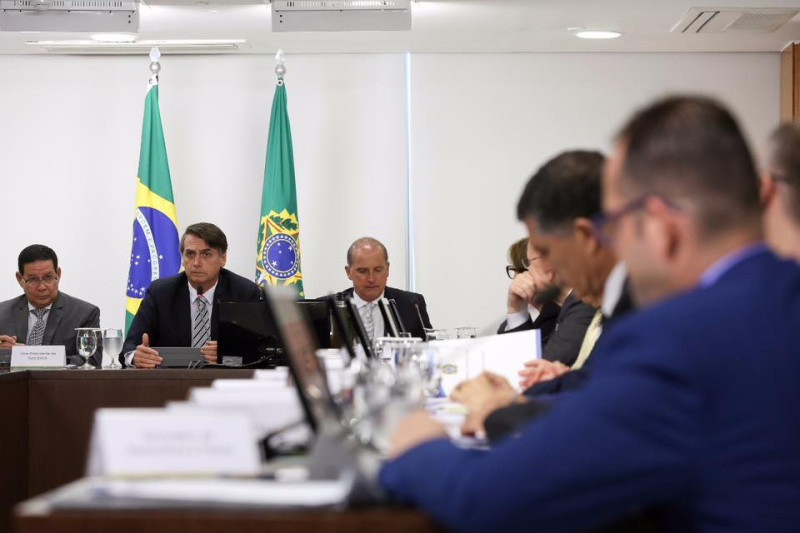 巴西總統波索納洛（左二）上台以來，已經因為多預政策失去民心。   圖：翻攝自波索納洛臉書