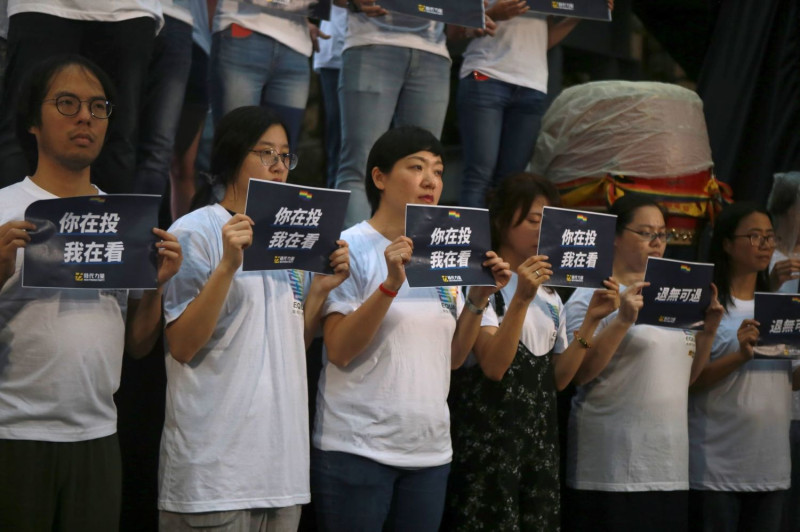 時代力量黨團清一色穿印有彩虹標誌的白色T恤為同志團體發聲。   圖：婚姻平權大平台提供