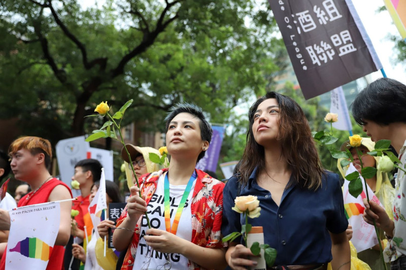 LEZS雜誌社長王安頤持黃玫瑰現身於遊行人群。   圖：婚姻平權大平台提供