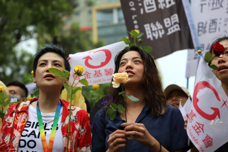 LEZS雜誌社長王安頤（左）到場支持。   圖：婚姻平權大平台提供