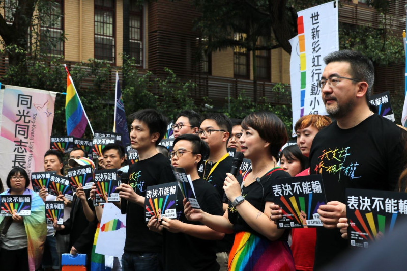 世新大學學生自組世新彩虹行動小組到場支持。   圖：婚姻平權大平台提供