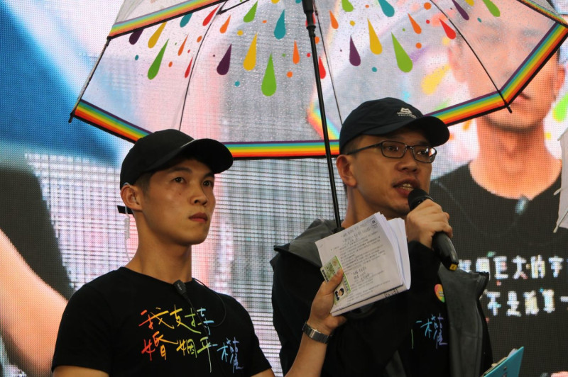 挺同主持人(左：婚姻平權大平台組織專員林忠毅，右：熱線諮詢協會鄭智偉）。   圖：婚姻平權大平台提供