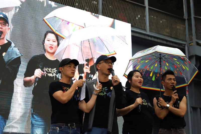 挺同活動主持人冒著大雨呼籲務必要讓法案三讀過關。   圖：婚姻平權大平台提供