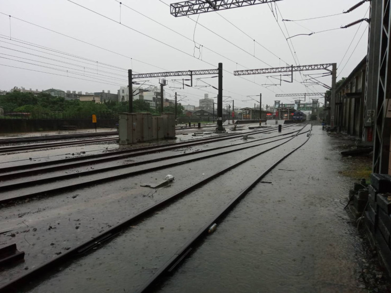 今豪雨狂炸，台鐵香山站軌面也淹水   圖：台鐵／提供
