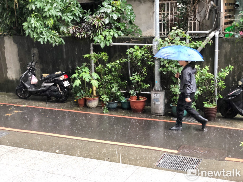 中央氣象局表示，今日台南及高雄慎防局部性大雨發生。   圖：陳宣如/攝
