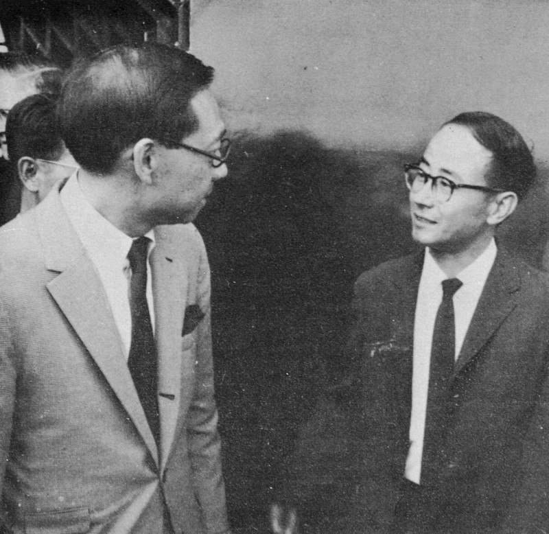 貝聿銘（左）和陳其寬（右）兩位建築師於路思義教堂內合影。   圖 : 東海大學/提供 