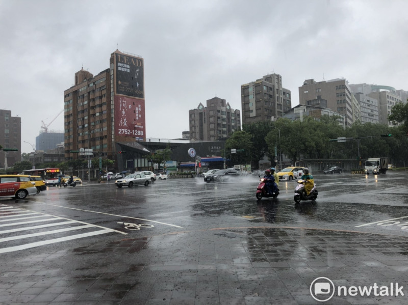今（16）日台灣附近水氣多，迎風面的北部及東北部地區降雨機率較高。   圖：新頭殼資料照片